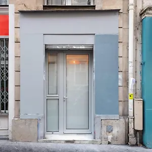 Near Le Moulin Rouge&montmartre Paris